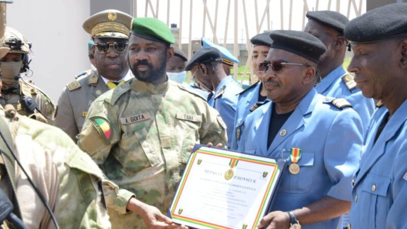 Douane malienne : Cheickna Amala Diallo, DRD de Kayes et ses éléments, décorés à la Médaille d’Honneur des Douanes