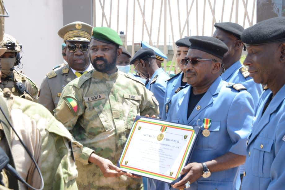 Douane malienne : Cheickna Amala Diallo, DRD de Kayes et ses éléments, décorés à la Médaille d’Honneur des Douanes