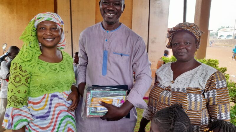 Groupe scolaire de Niamakoro : Les kits scolaires offerts par l’Association des anciens élèves du groupe scolaire de Niamakoro