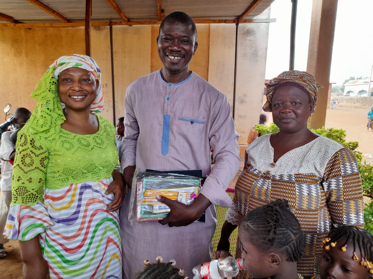 Groupe scolaire de Niamakoro : Les kits scolaires offerts par l’Association des anciens élèves du groupe scolaire de Niamakoro