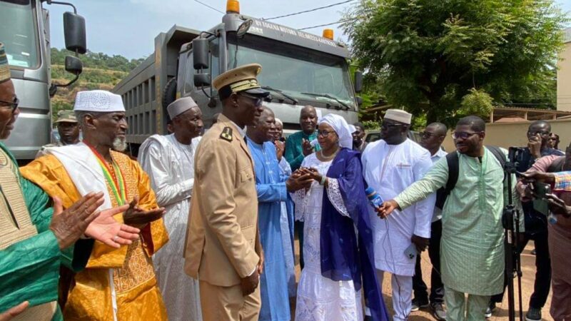 Assainissement de la ville de Bamako : 04 bennes et 2 chargeurs offerts à la Mairie du district