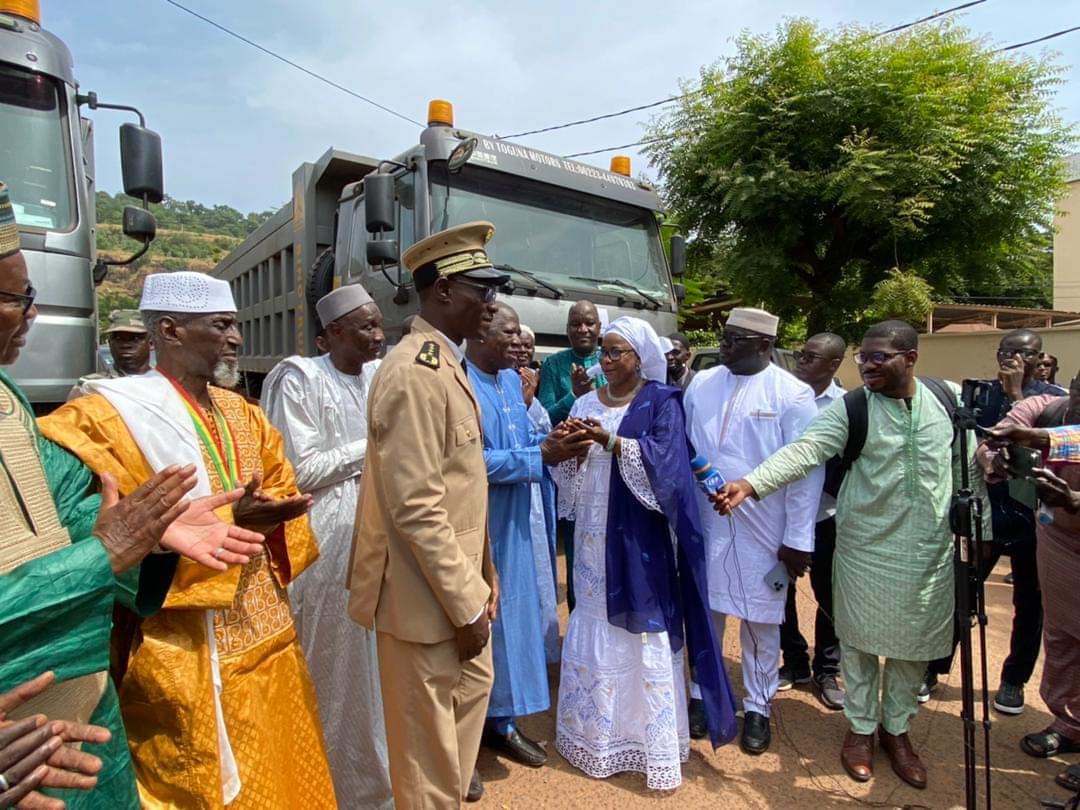 Assainissement de la ville de Bamako : 04 bennes et 2 chargeurs offerts à la Mairie du district