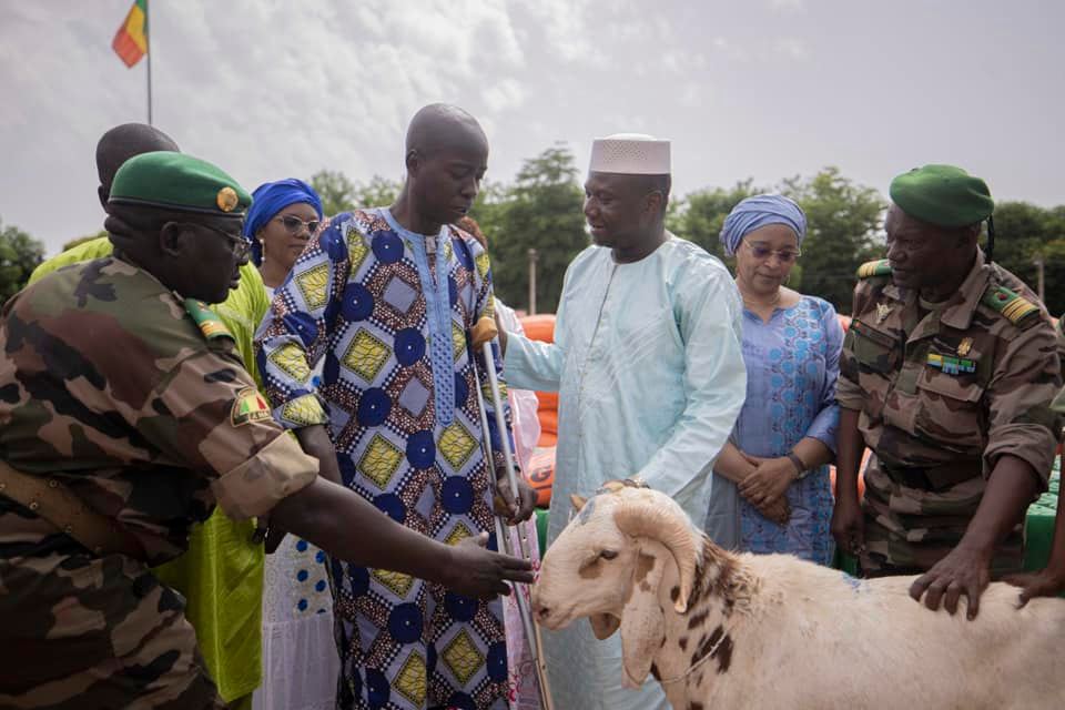 Opération Tabaski : Des kits alimentaires et des moutons pour les veuves et les blessés de guerre de Bamako