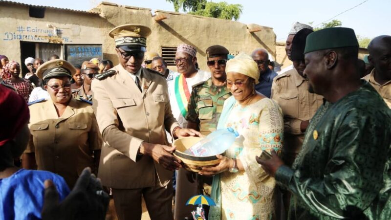 Solidarité et Engagement en Avant-Plan : Col Assa Badiallo TOURE a offert plusieurs tonnes de céréales aux couches vulnérables de la région de Ségou