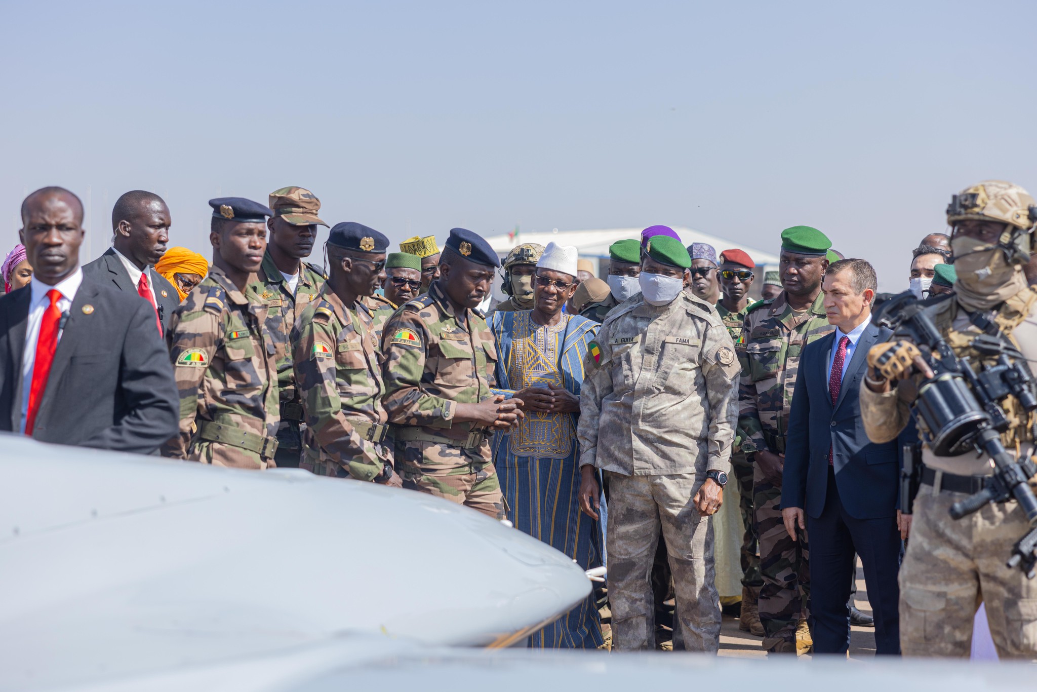 Défense-Sécurité : Le Président de la Transition remet les clés de plusieurs drones à l’Armée de l’Air