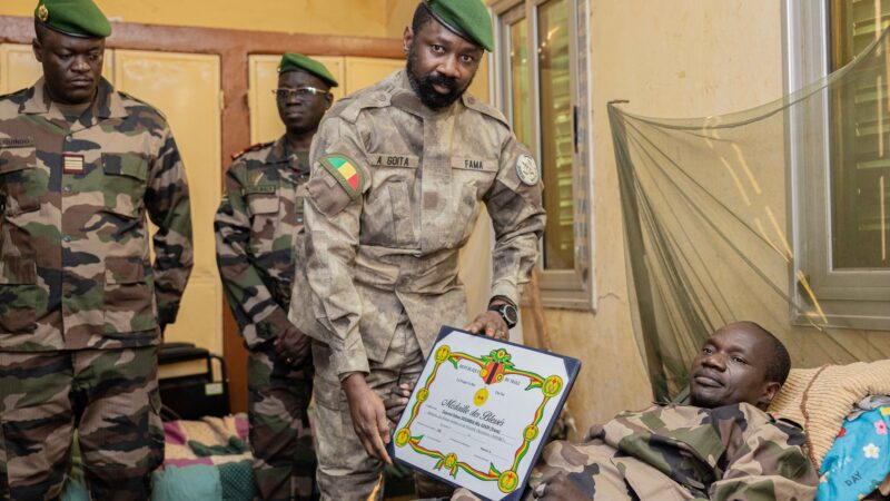 Fête de l’Armée malienne : le Président de la Transition déjeune en compagnie des blessés de guerre