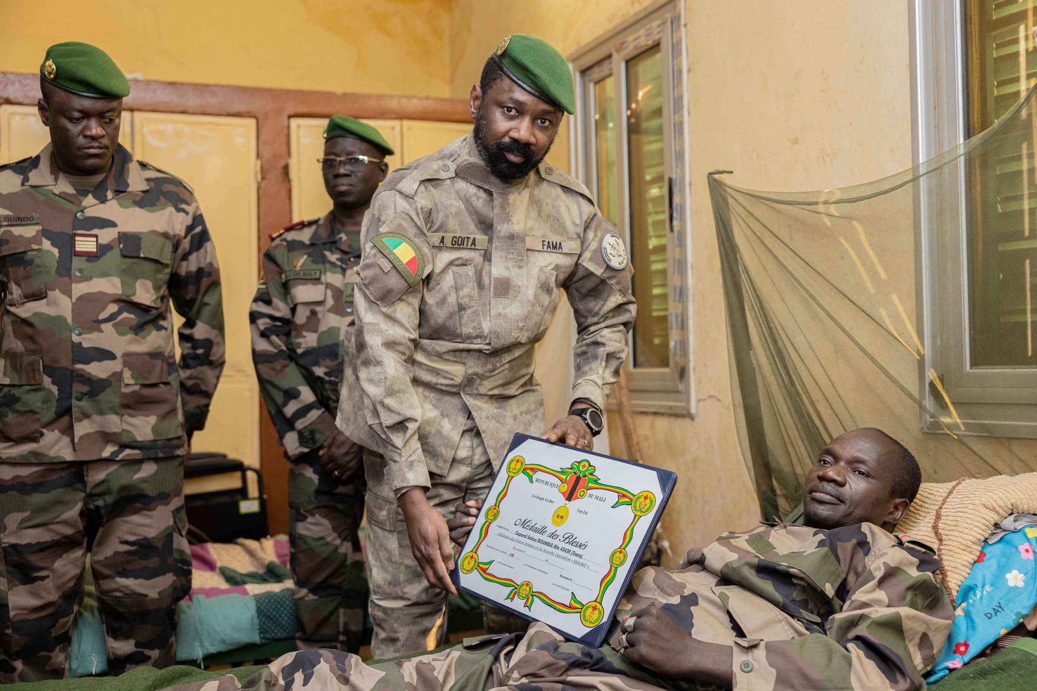 Fête de l’Armée malienne : le Président de la Transition déjeune en compagnie des blessés de guerre