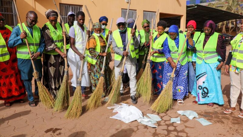 Journée de salubrité à l’INPS : L’Association des techniciens de surface du secteur de la santé au Mali respecte la tradition