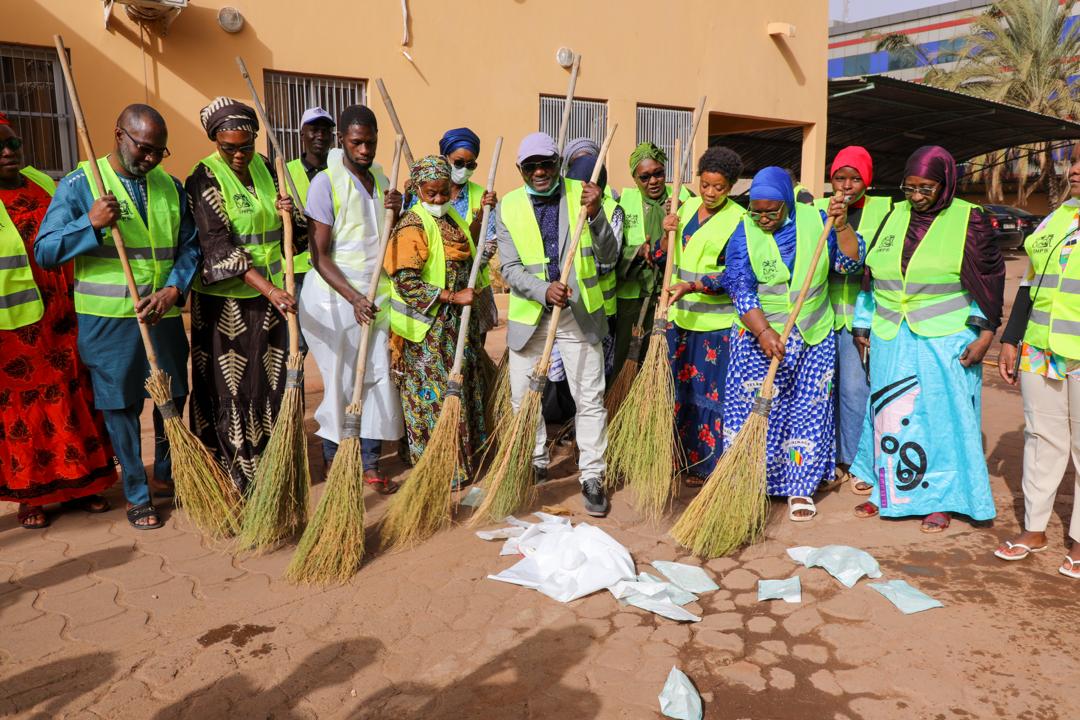 Journée de salubrité à l’INPS : L’Association des techniciens de surface du secteur de la santé au Mali respecte la tradition