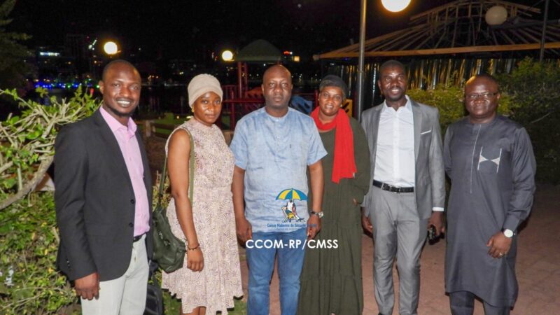 Dîner de travail à Abidjan : Le DG Ichaka KONÉ partage un moment convivial avec les stagiaires de la CMSS à l’IM2S autour d’un repas.