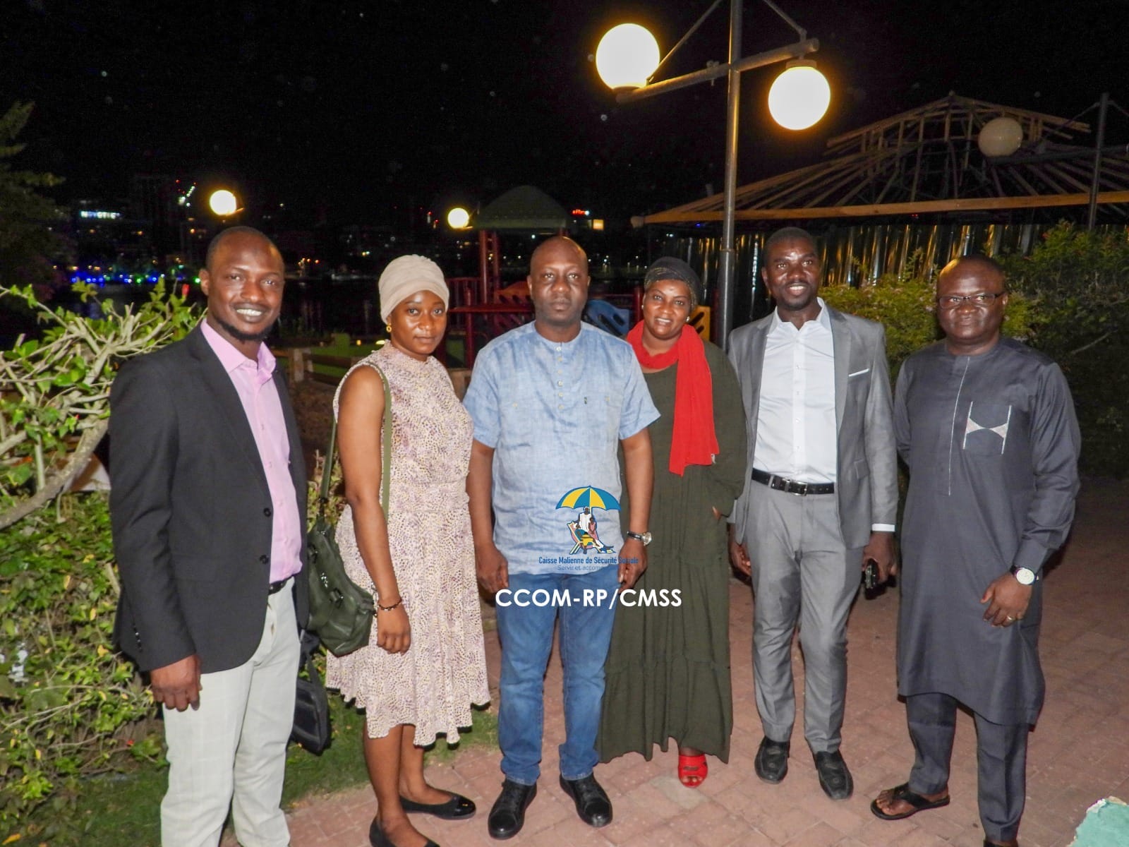 Dîner de travail à Abidjan : Le DG Ichaka KONÉ partage un moment convivial avec les stagiaires de la CMSS à l’IM2S autour d’un repas.