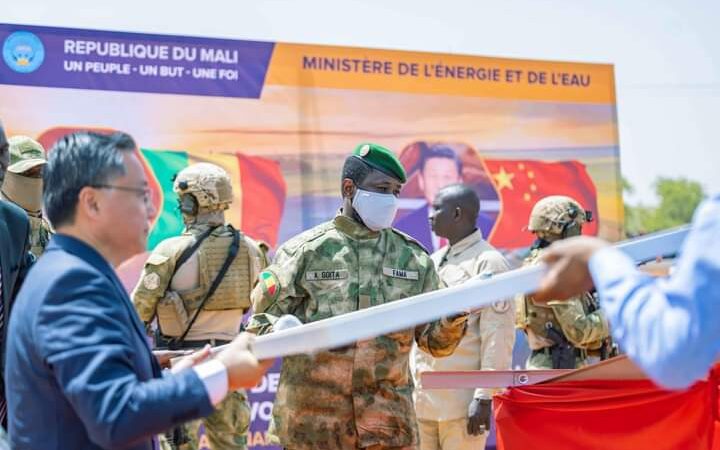 Solution à la crise énergétique : Le Colonel Goita lance les travaux de construction de la centrale solaire de Safo