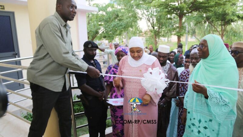 Inondation : Bla, pieds dans l’eau, le ministre Assa Badiallo TOURE présente, pour alléger les souffrances des sinistrés avec des vivres et non vivres d’une valeur de 230 millions de Fcfa.