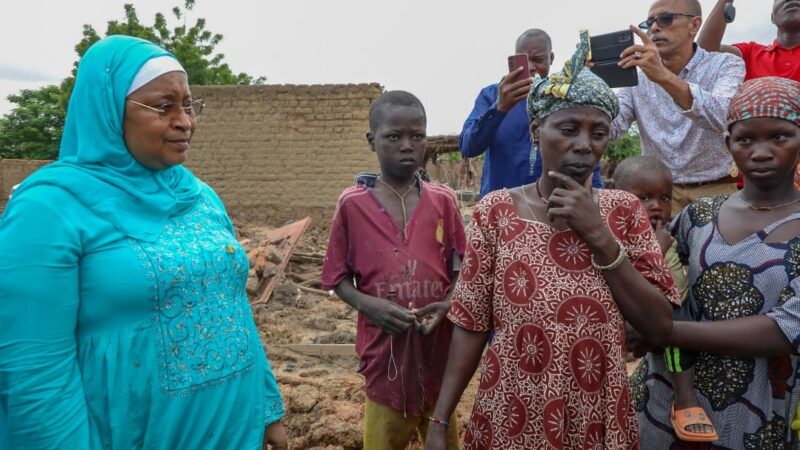 Inondation : Bla, pieds dans l’eau, le ministre Assa Badiallo TOURE présente, pour alléger les souffrances des sinistrés avec des vivres et non vivres d’une valeur de 230 millions de Fcfa