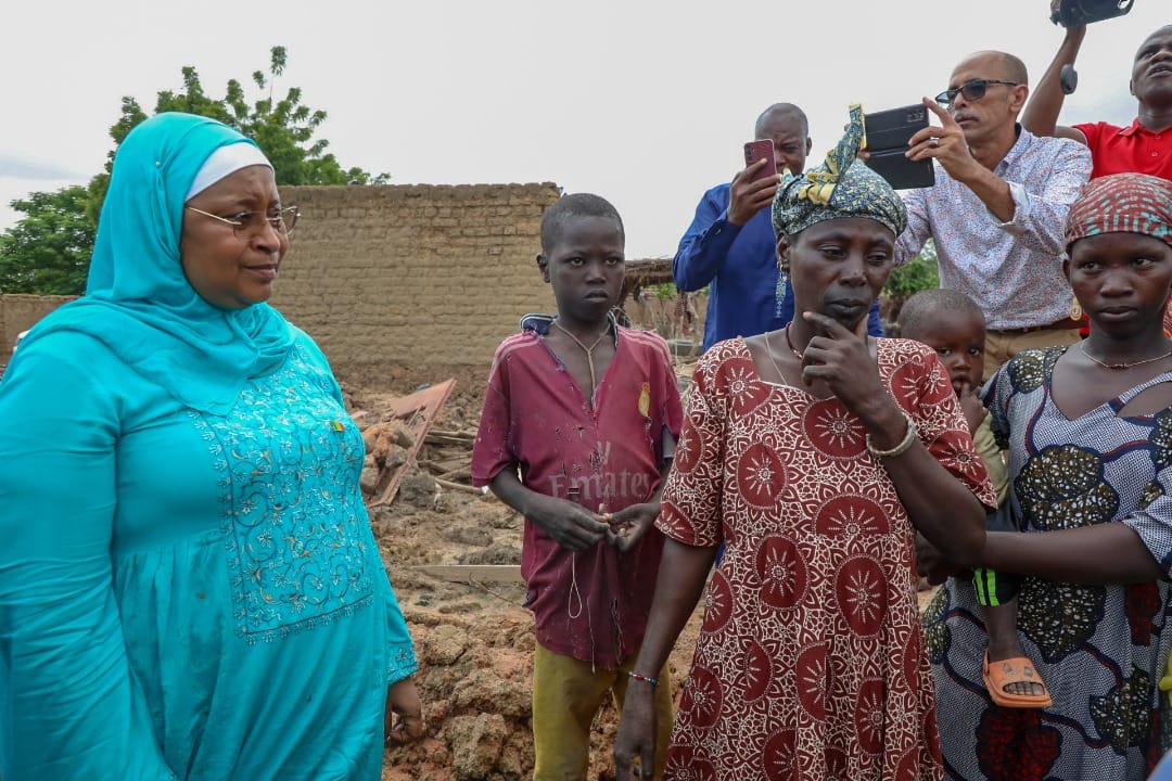 Inondation : Bla, pieds dans l’eau, le ministre Assa Badiallo TOURE présente, pour alléger les souffrances des sinistrés avec des vivres et non vivres d’une valeur de 230 millions de Fcfa