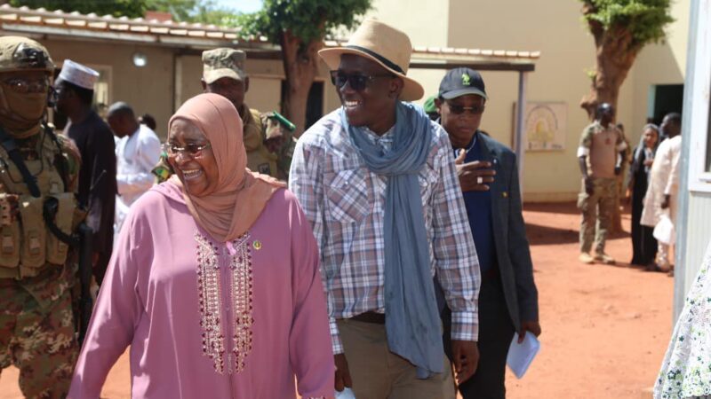 Mois de la Solidarité et de la Lutte contre l’Exclusion : Le ministre Assa Badiallo TOURE au chevet des sinistrés de Sofara