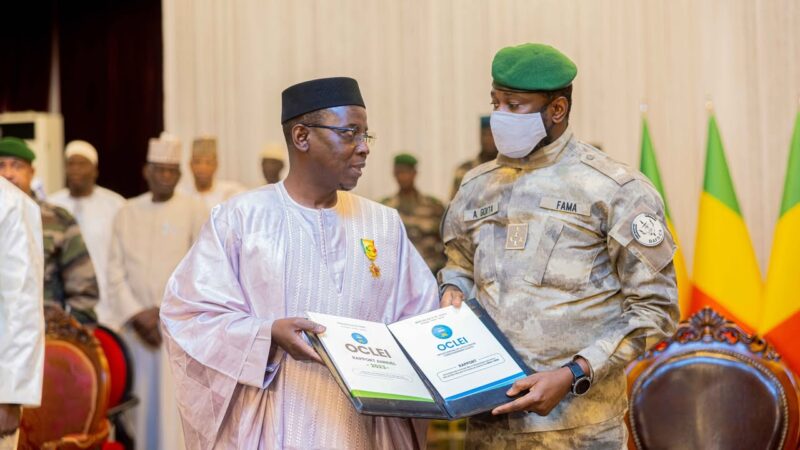 Lutte contre la corruption : Remise du rapport annuel 2023 de l’OCLEI au Président de la Transition