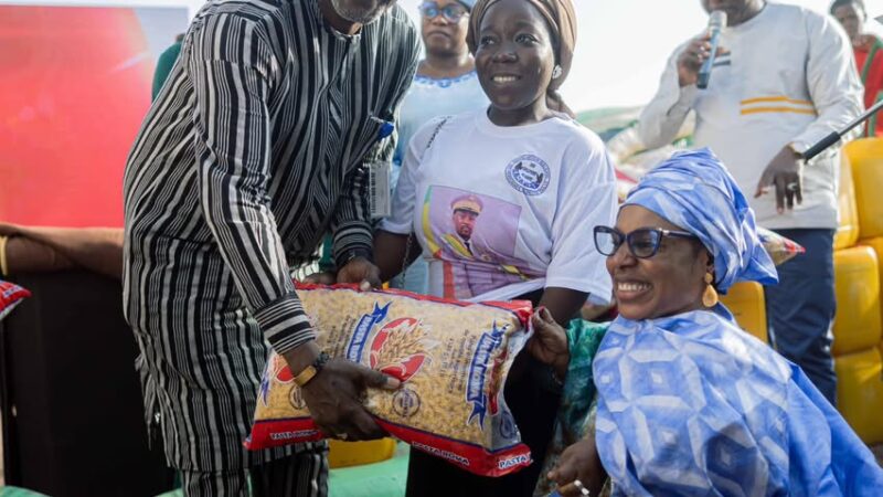 SOLIDARITE : Le Président de la Transition offre des kits alimentaires et des motos à l’Association des Personnes de Petite Taille
