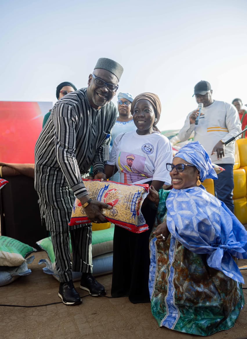 SOLIDARITE : Le Président de la Transition offre des kits alimentaires et des motos à l’Association des Personnes de Petite Taille
