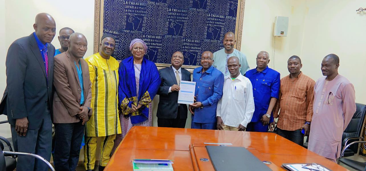 Mise en place d’un centre d’excellence en énergie solaire et photovoltaïque : Le rapport de la commission remis au ministre Pr Bouréma Kansaye