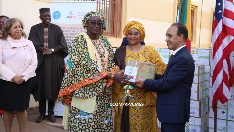 Santé : 1,5 milliards de FCFA de kits césarienne remis au ministre