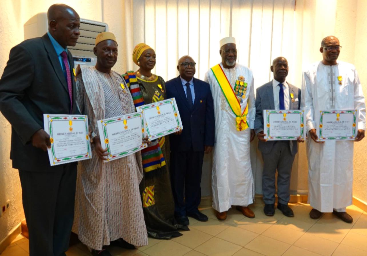 CEREMONIE DE DECORATION 2024 : Dix agents reçoivent la reconnaissance de la nation au MESRS