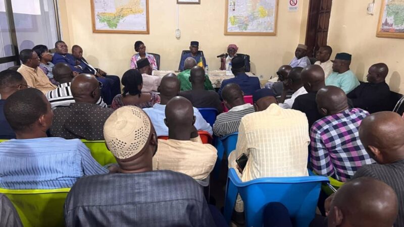 𝐂𝐨𝐮𝐯𝐞𝐫𝐭𝐮𝐫𝐞 𝐬𝐨𝐜𝐢𝐚𝐥𝐞 𝐝𝐞𝐬 𝐦𝐢𝐠𝐫𝐚𝐧𝐭𝐬 𝐦𝐚𝐥𝐢𝐞𝐧𝐬 : 𝐑𝐄𝐂𝐎𝐌𝐌𝐀𝐍𝐃𝐀𝐓𝐈𝐎𝐍𝐒 𝐈𝐒𝐒𝐔𝐄𝐒 𝐃&rsquo;𝐔𝐍𝐄 𝐑É𝐔𝐍𝐈𝐎𝐍 À 𝐁𝐑𝐀𝐙𝐙𝐀𝐕𝐈𝐋𝐋𝐄