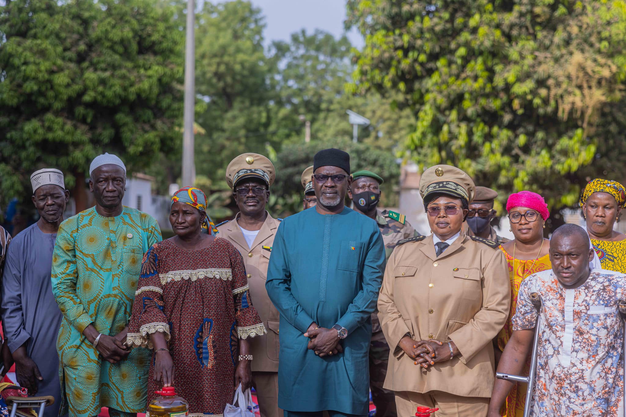 SIKASSO : Le Président de la Transition offre des kits alimentaires aux familles démunies