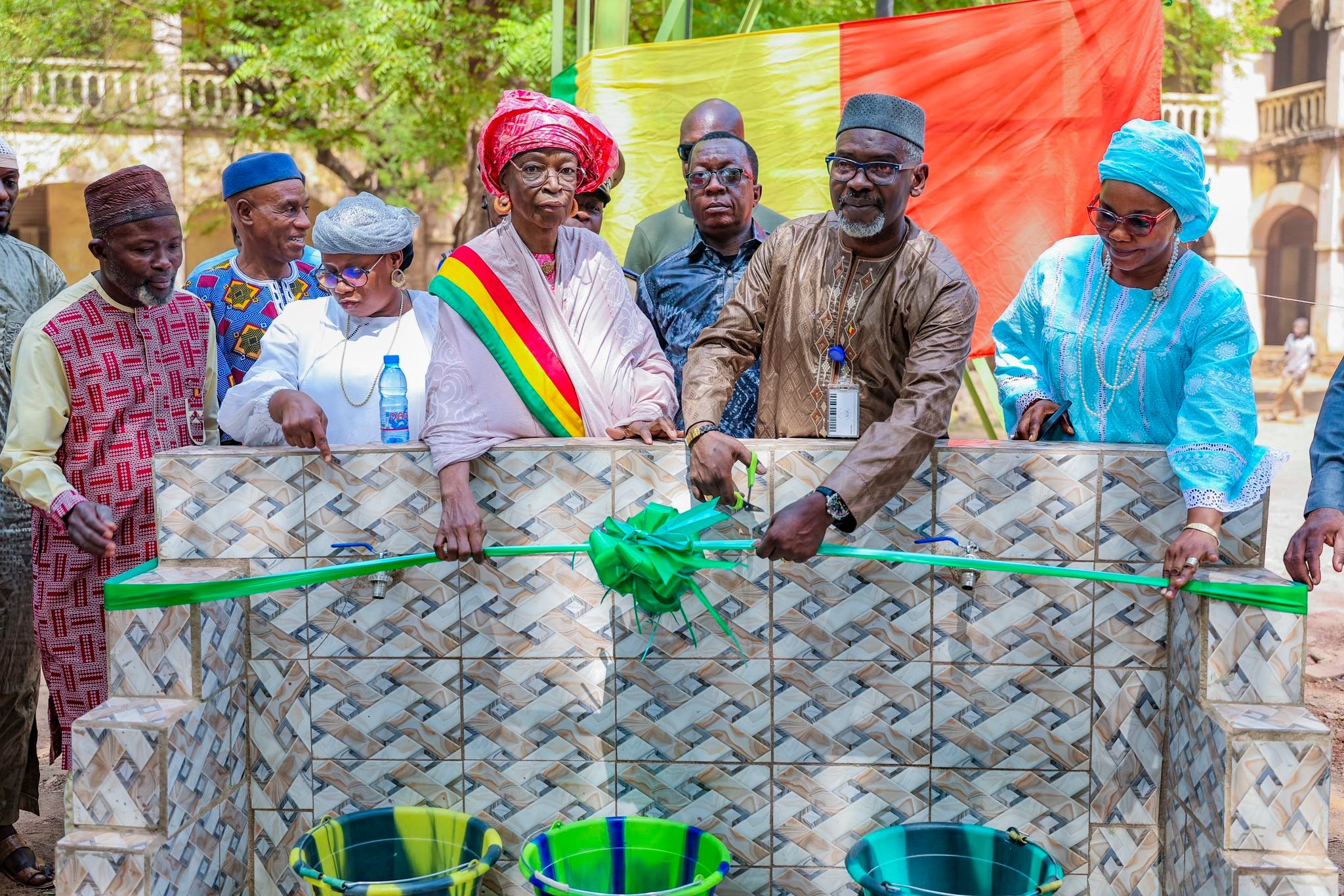 ŒUVRES SOCIALES DU PRÉSIDENT DE LA TRANSITION : Inauguration de deux forages au Lycée Askia Mohamed et à Koulouba