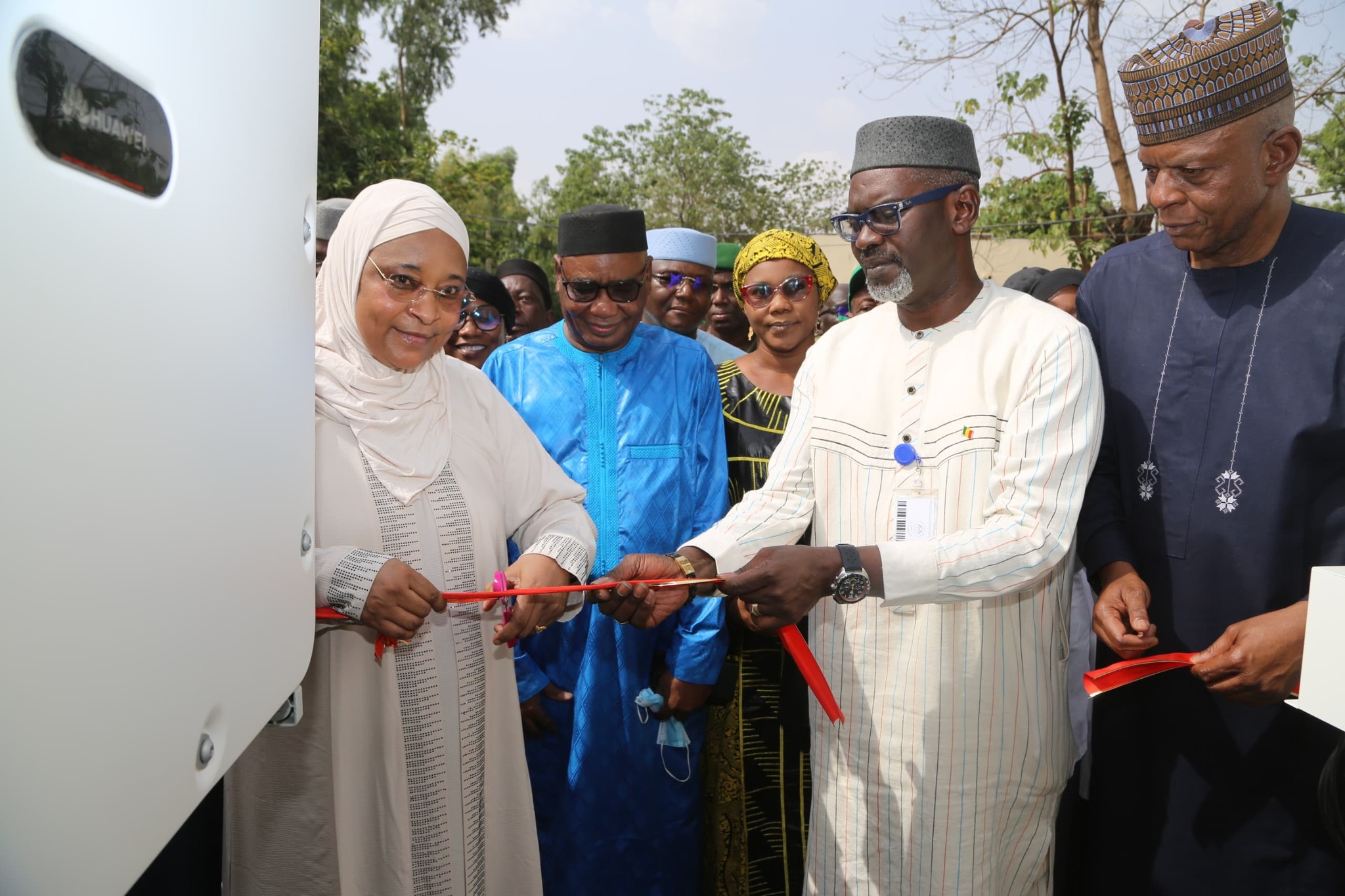 Installation de panneaux solaires à l’Hôpital dermatologique du Mali : Les œuvres sociales du Président de la Transition se poursuivent dans le secteur de la santé