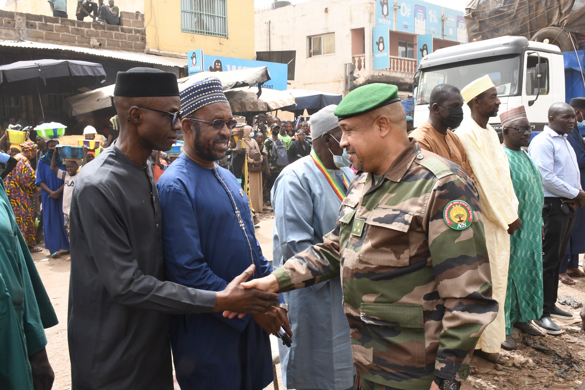 INCENDIE AU MARCHE DE MEDINE : Le Ministre de la Sécurité et de la Protection Civile et son collègue de l’Industrie et du Commerce sur le terrain pour soutenir les sinistrés