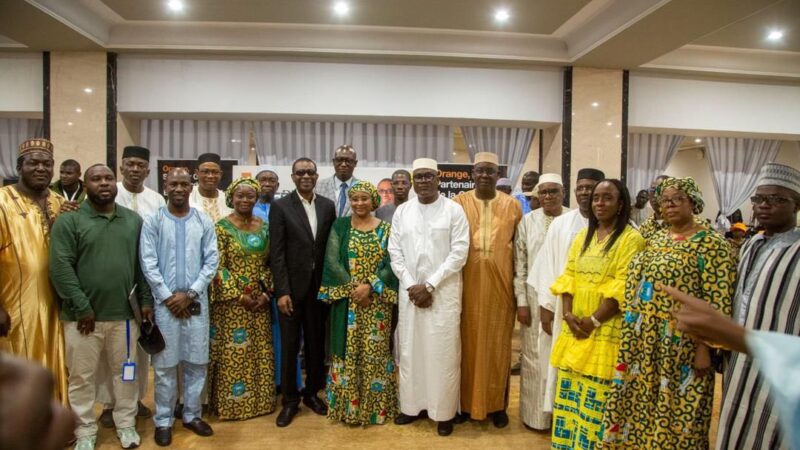 Solidarité et espoir : Youssou N’Dour aux cotés des Pupilles de la Nation avant le Bal des Grands de Bamako