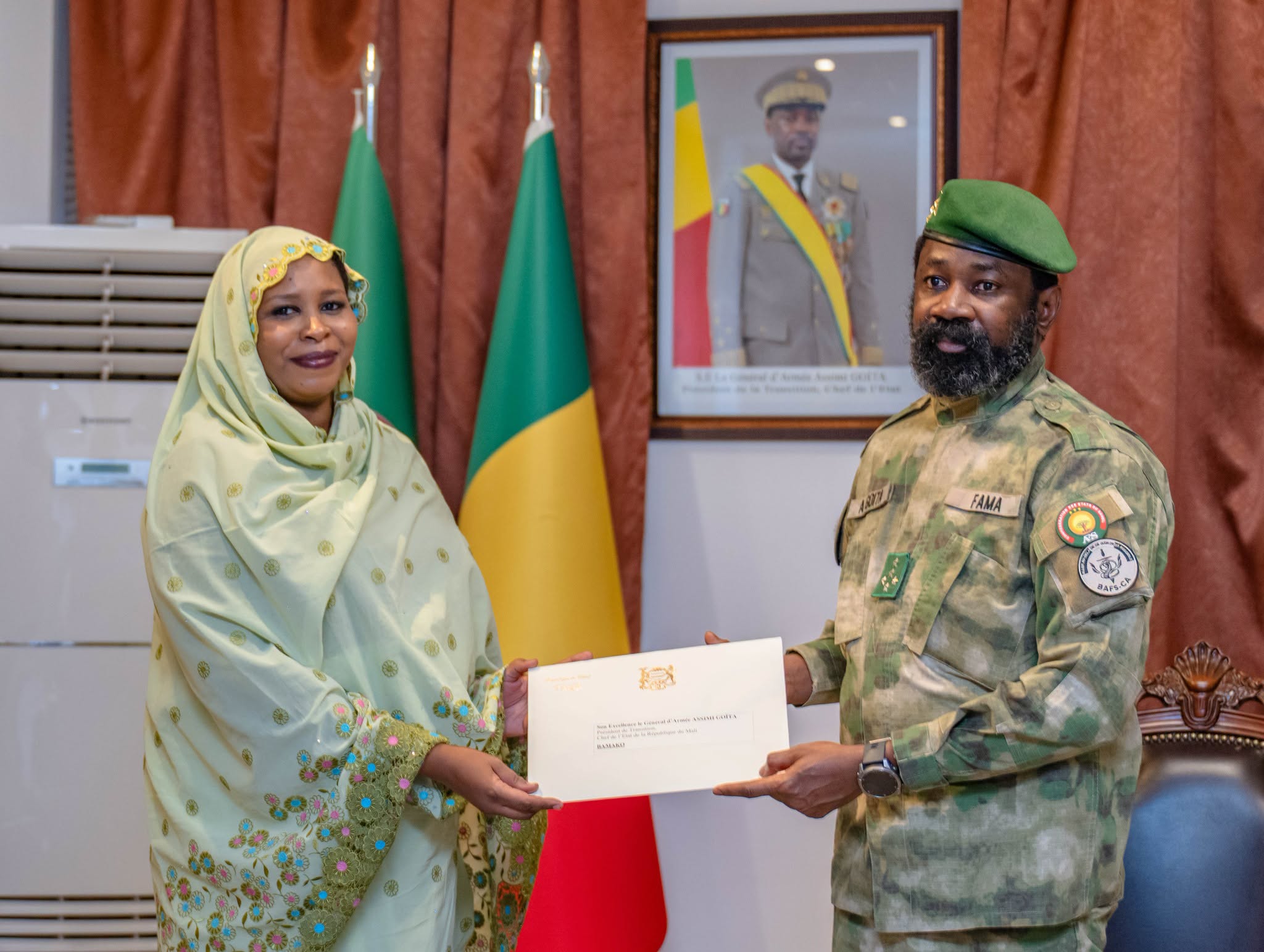 KOULOUBA : Le Président GOÏTA reçoit l’envoyée spéciale du Maréchal DEBY